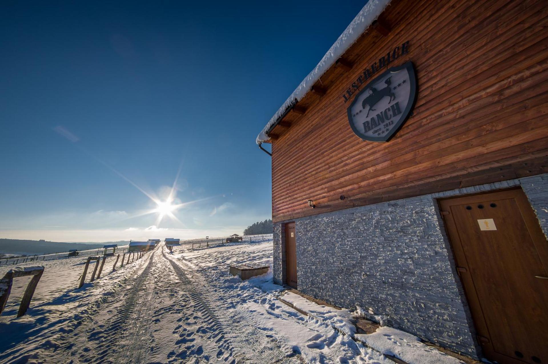 Отель Ranch Jestrebice Hermanicky Экстерьер фото